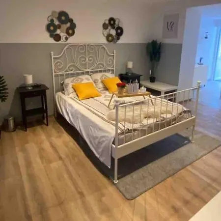 Apartment Superbe Full Equipe Avec Cour Exterieur Brussels
