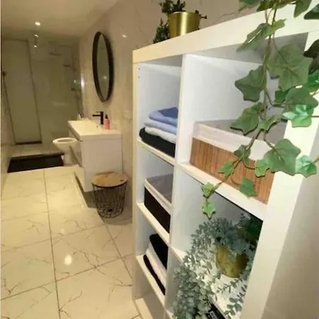 Superbe Full Equipe Avec Cour Exterieur Apartment